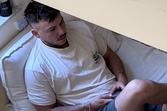 男性がベッドに座っている写真。上部に「Whenever my boyfriend wants attention, he puts on dramatic songs and just sits in silence.」というテキスト。