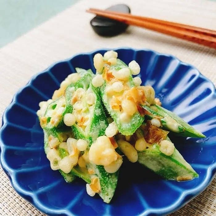 おくらの和え物が青い皿に盛られている。