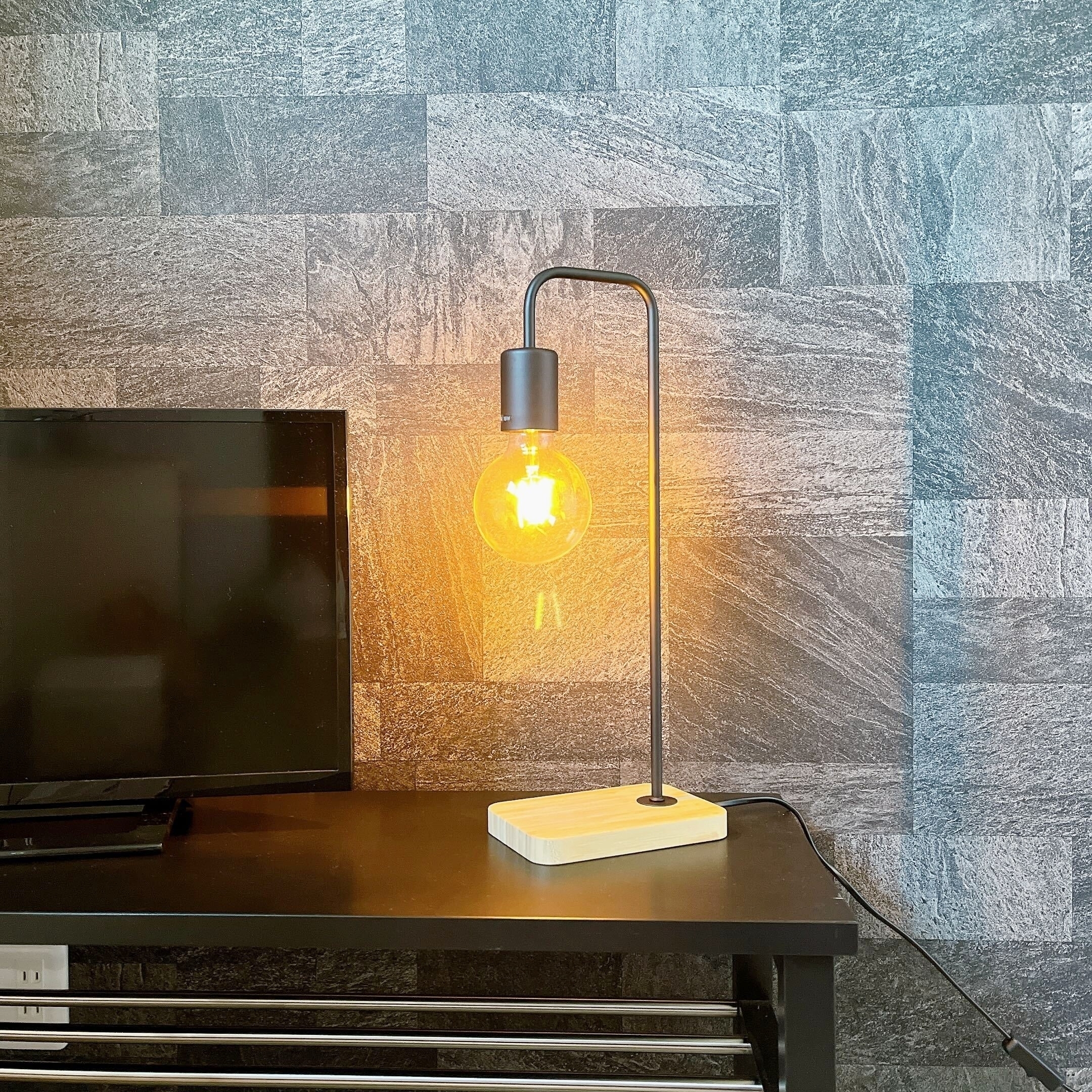 イケアのおすすめアイテム「TVÄRHAND トヴェールハンド テーブルランプ」