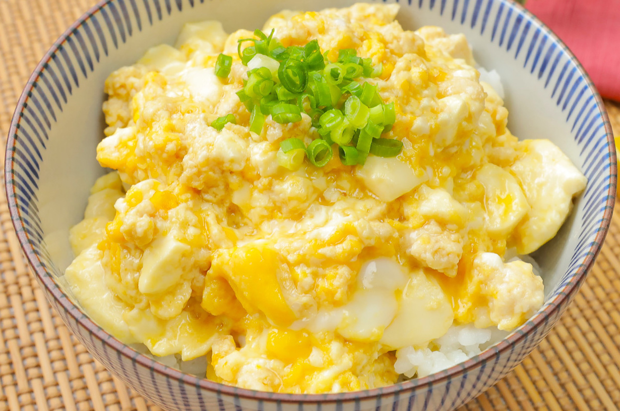 ご飯の上にとろりとした卵がのった丼料理。細かく刻んだネギがトッピングされています。