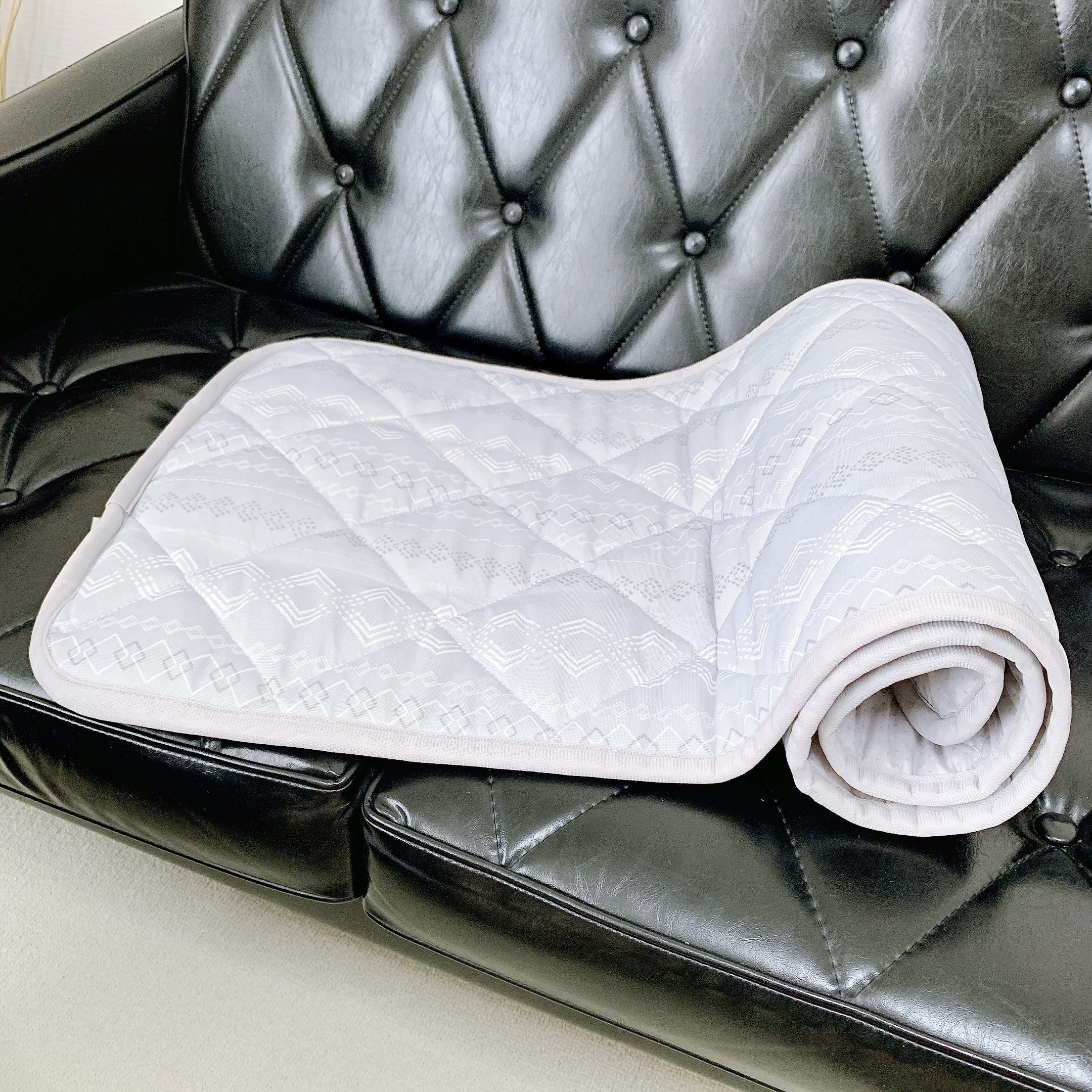 ニトリのおすすめの便利グッズ「ロングチェアシート（Nクール GA2401 GY）」