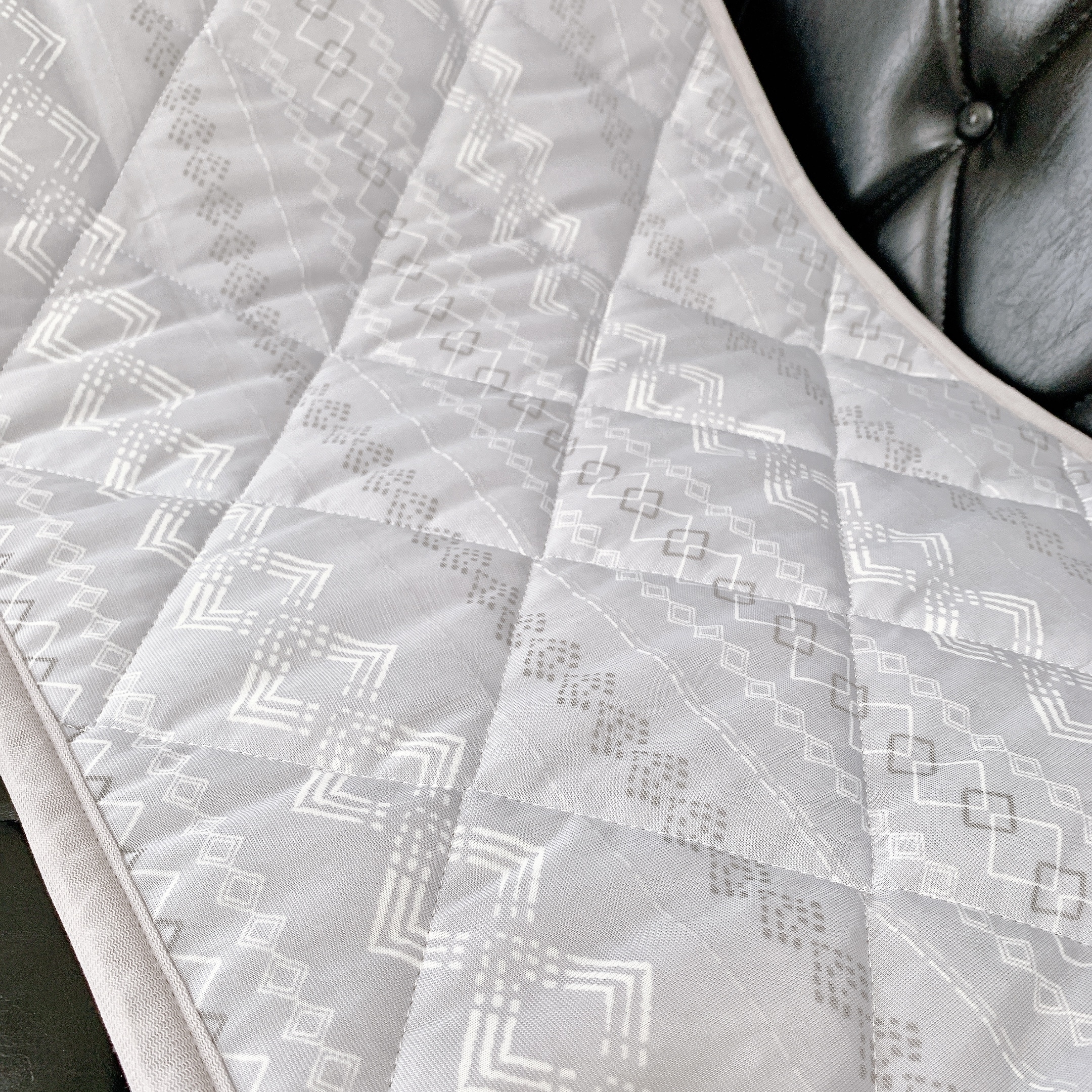 ニトリのおすすめの便利グッズ「ロングチェアシート(Nクール GA2401 GY)」