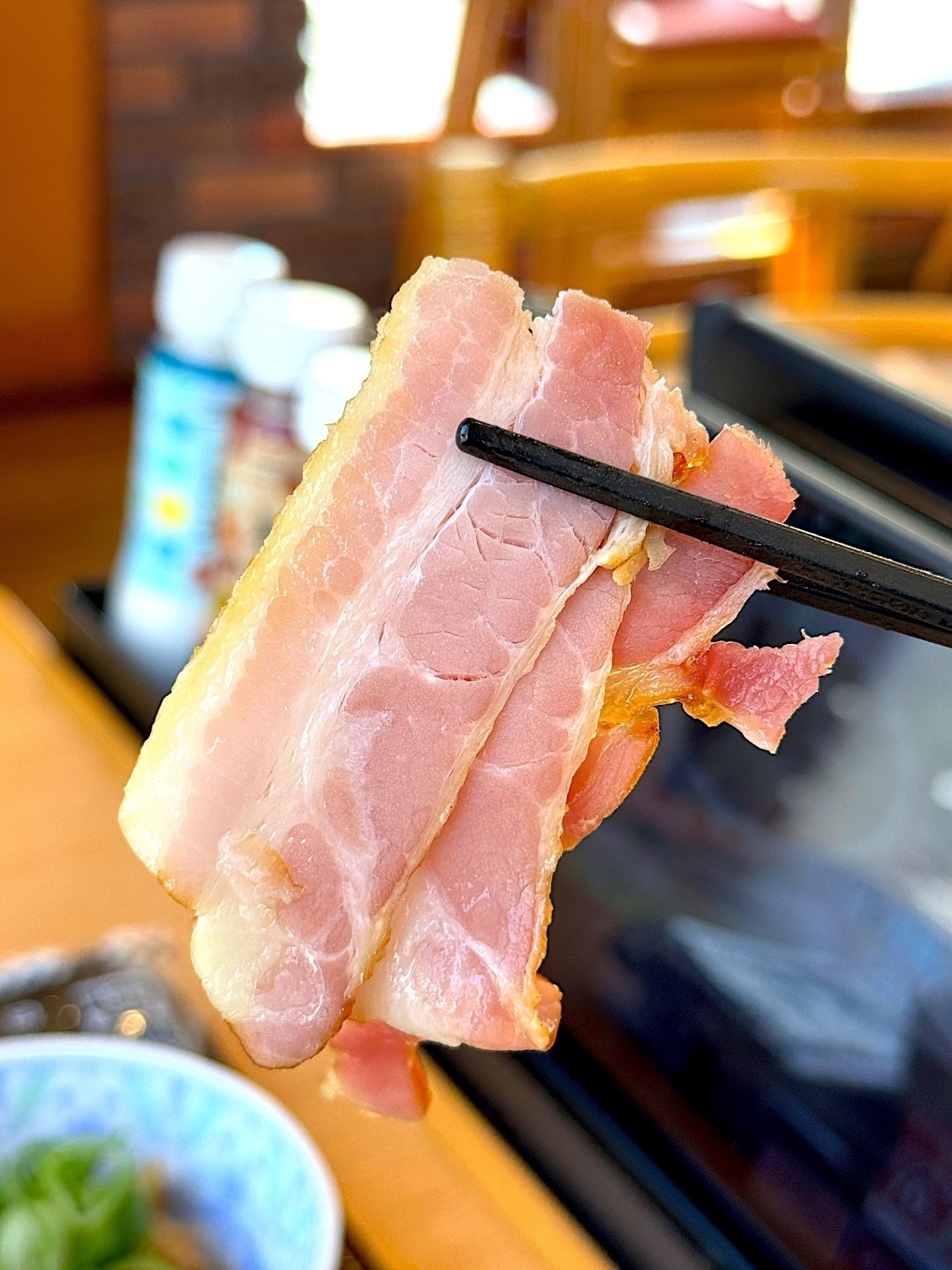 すき家のおすすめモーニングメニュー「牛小鉢ベーコンエッグ朝食」