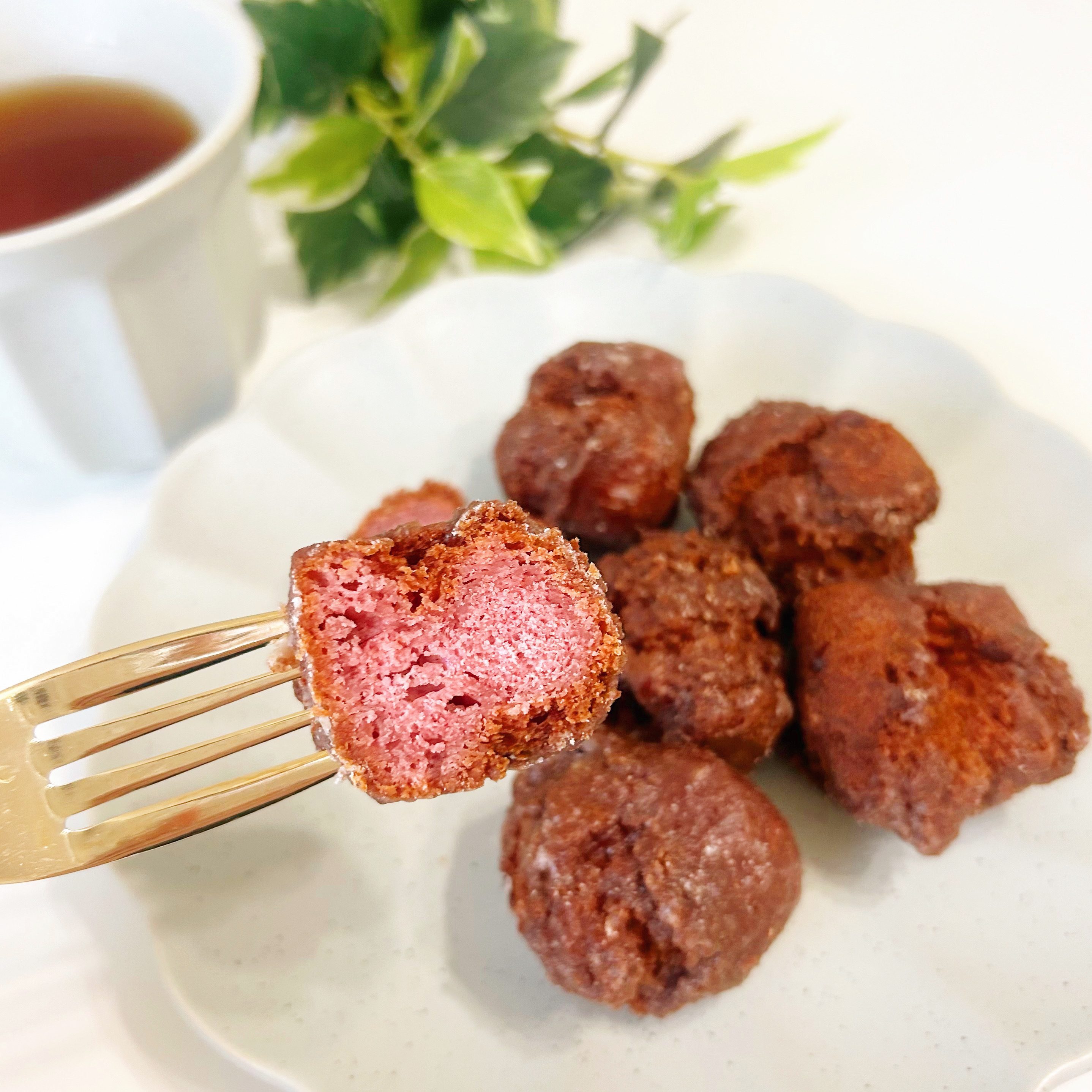 FamilyMart(ファミリーマート)のおすすめおやつ「紫芋のサーターアンダギー6個入(沖縄県産紫芋)」