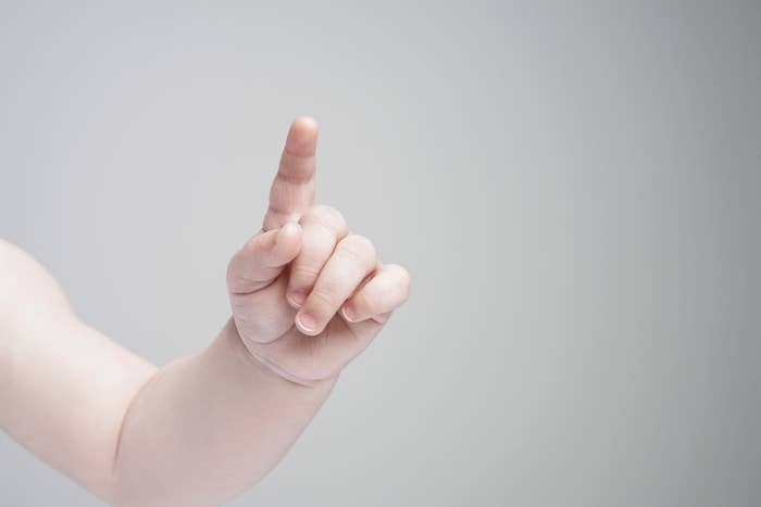 赤ちゃんが指を立てているイメージ写真(Getty Images)