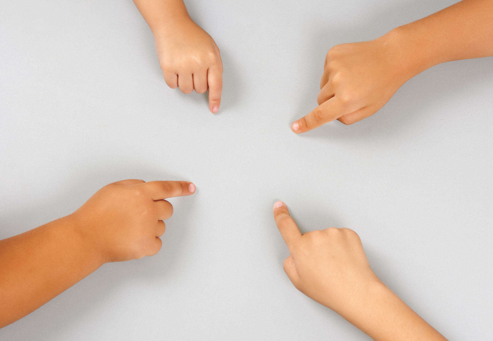 指さしをする子どもの手のイメージ写真(Getty Images/iStockphoto)