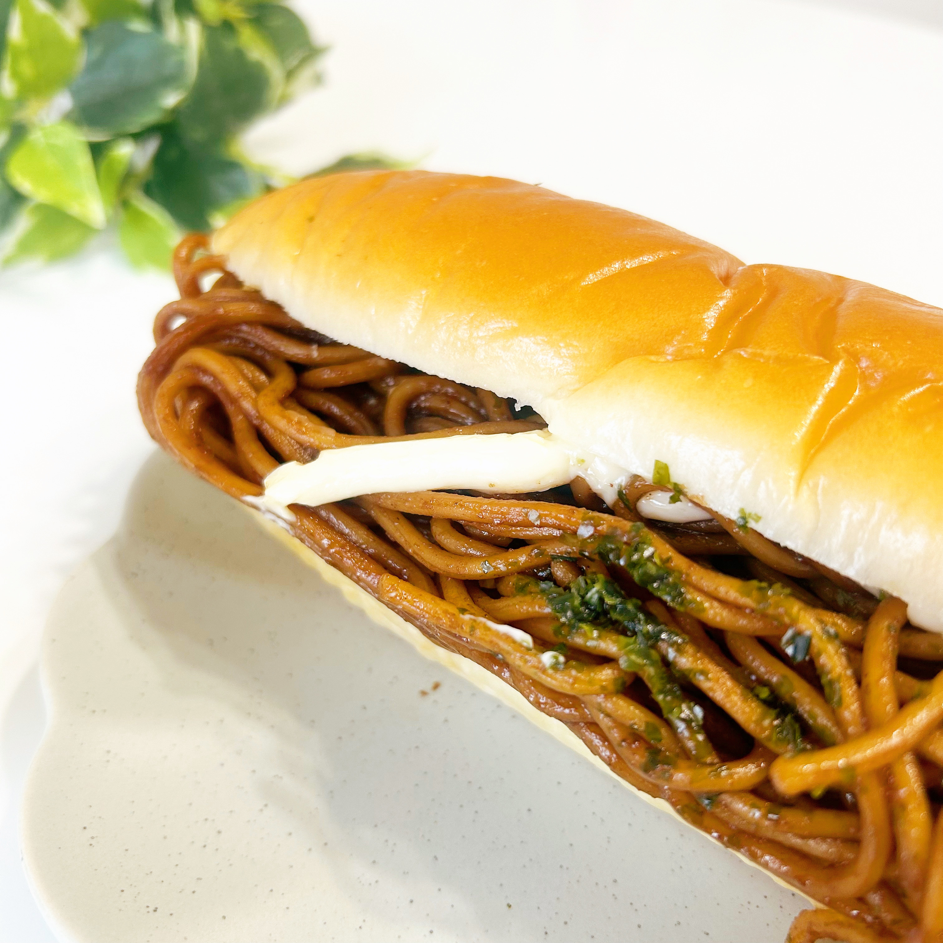 FamilyMart（ファミリーマート）のコラボパン「U.F.O.ぶっ濃い濃厚爆盛焼そばパン」