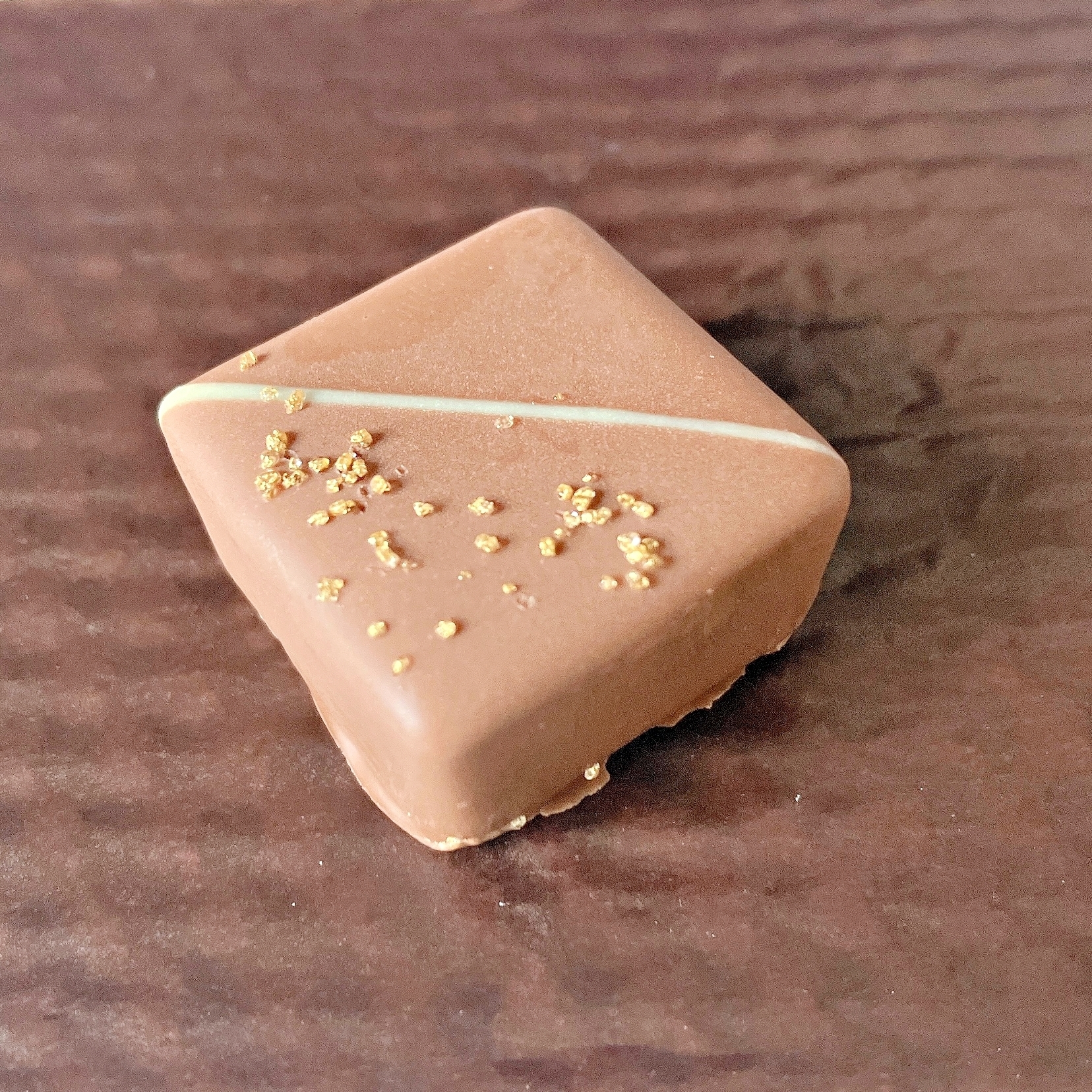 ディズニーシーのおすすめお菓子「アソーテッド・チョコレート 紙箱 アナ エルサ」