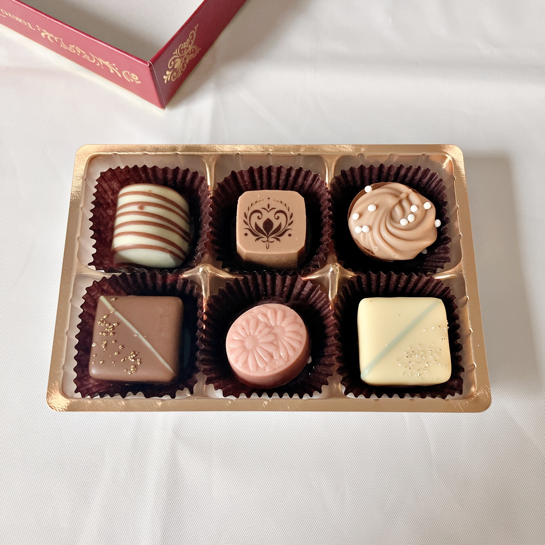 ディズニーシーのおすすめお菓子「アソーテッド・チョコレート 紙箱 アナ エルサ」