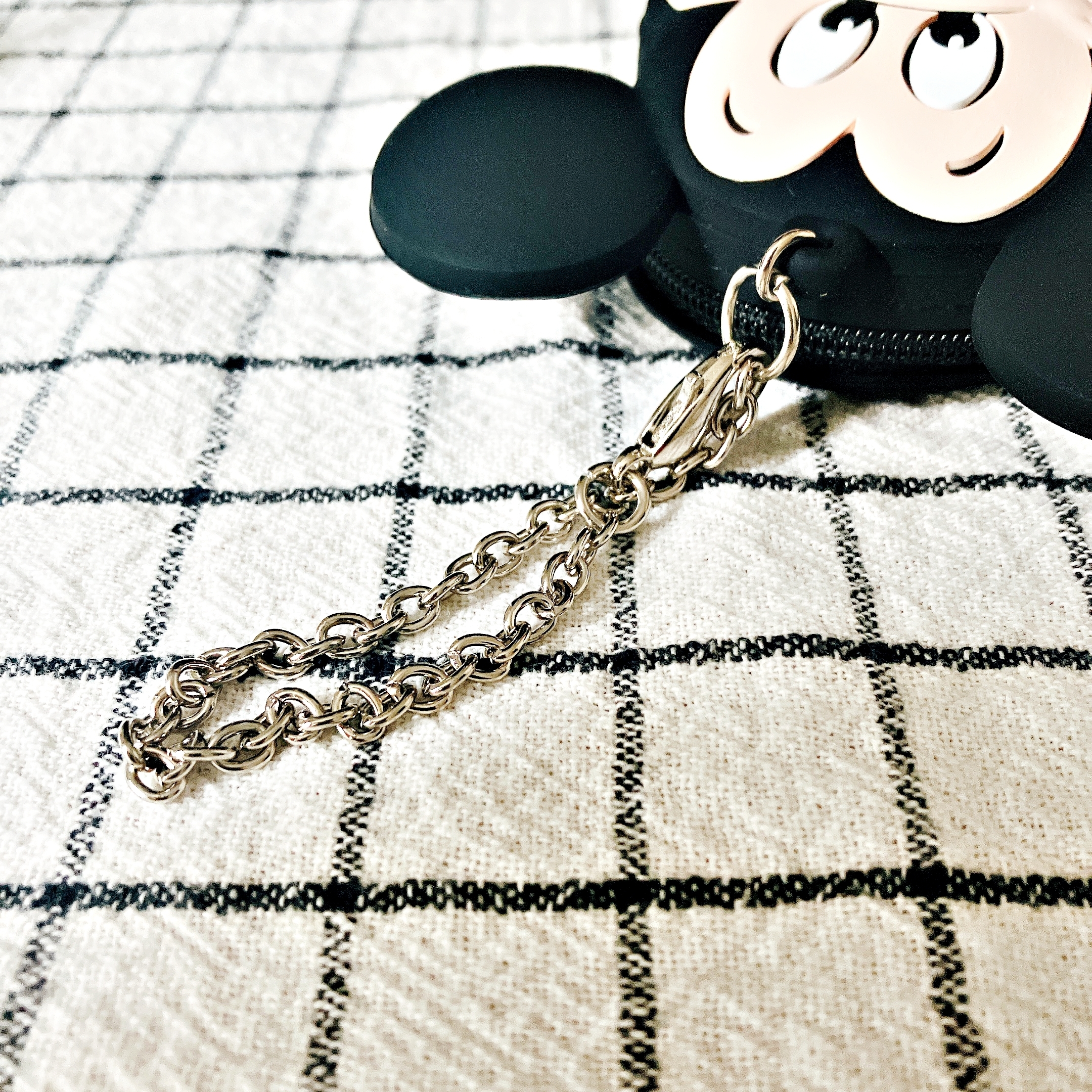 ディズニーランドのおすすめ小物入れ「バッグチャームケース付 ミッキー」