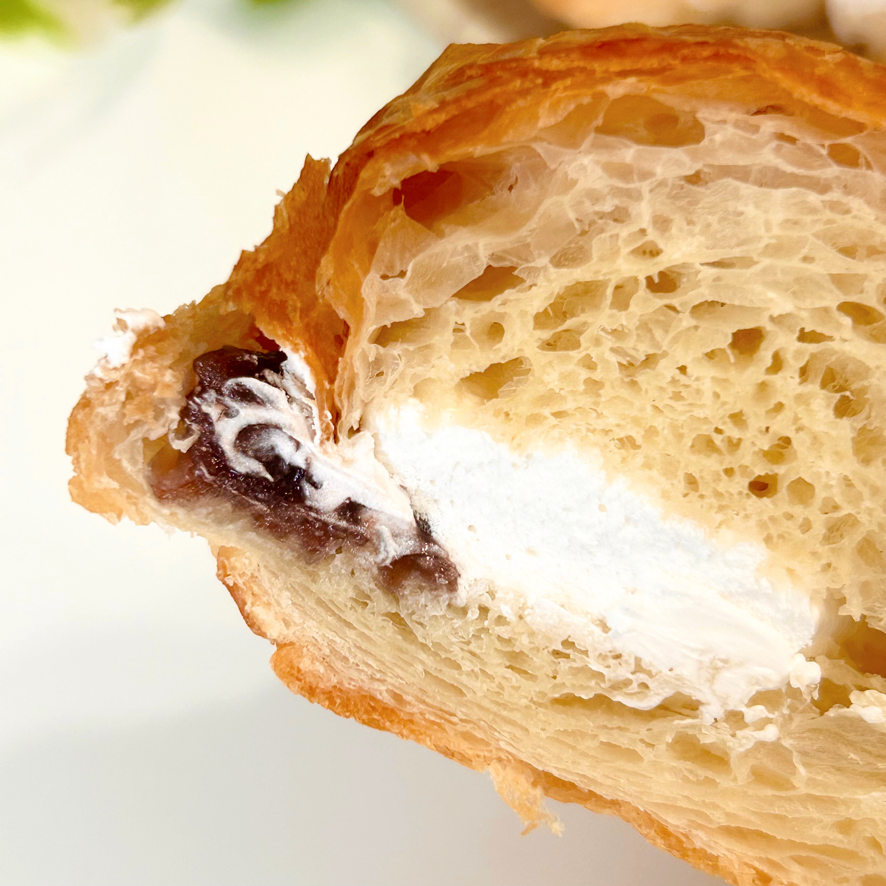 FamilyMart（ファミリーマート）のホイップクリームがおいしいスイーツ「［ブルーグリーン］ふんわりソイクロワッサン（つぶあん&amp;amp;ホイップ）」