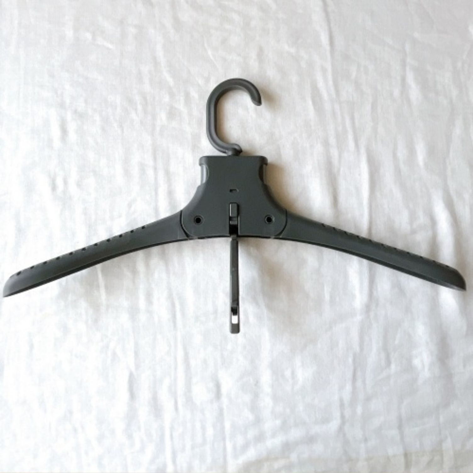 カインズのおすすめグッズ「ワンタッチワイシャツハンガー」