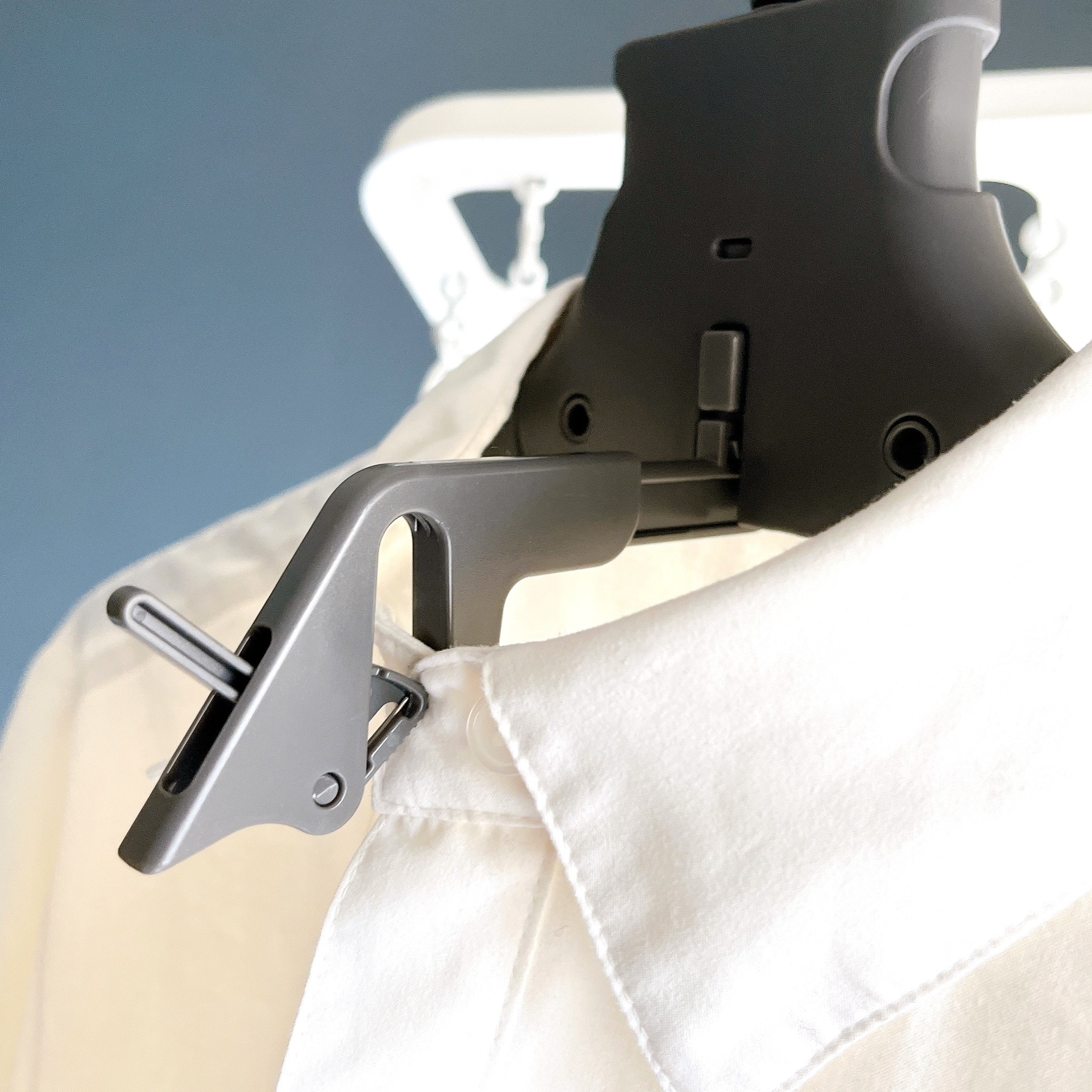 カインズのおすすめグッズ「ワンタッチワイシャツハンガー」