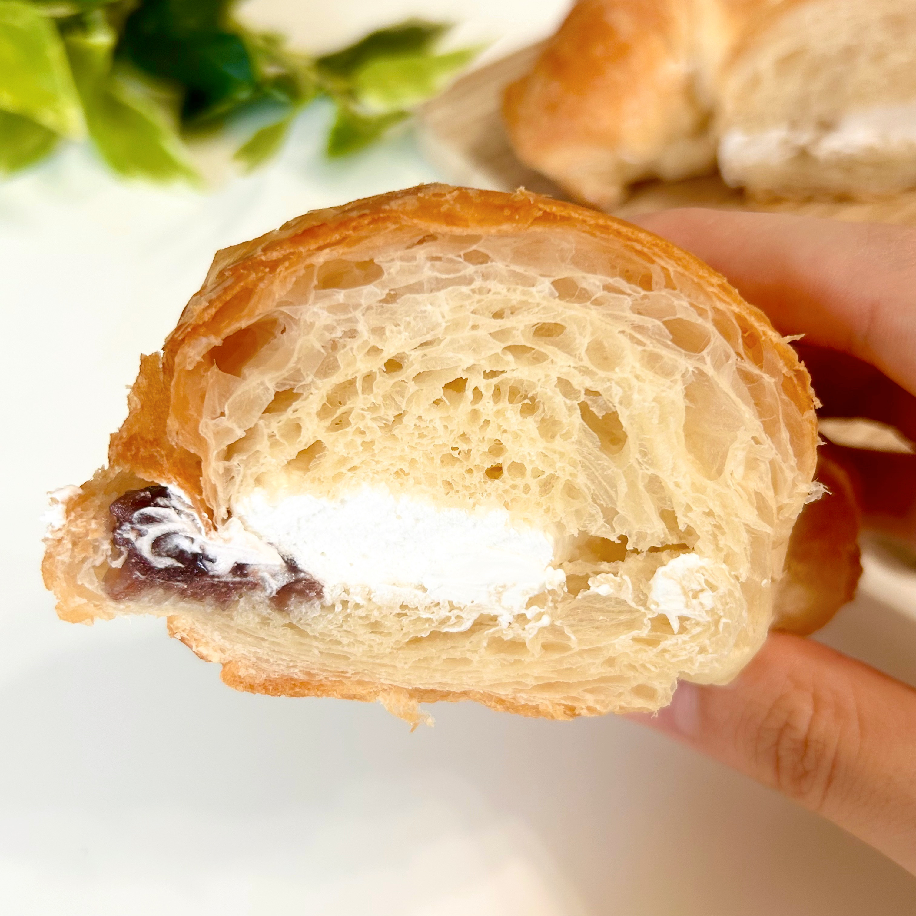 FamilyMart（ファミリーマート）のホイップクリームがおいしいスイーツ「［ブルーグリーン］ふんわりソイクロワッサン（つぶあん&amp;amp;ホイップ）」