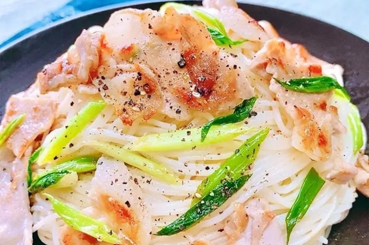 皿に盛られた豚肉とネギのそうめん。