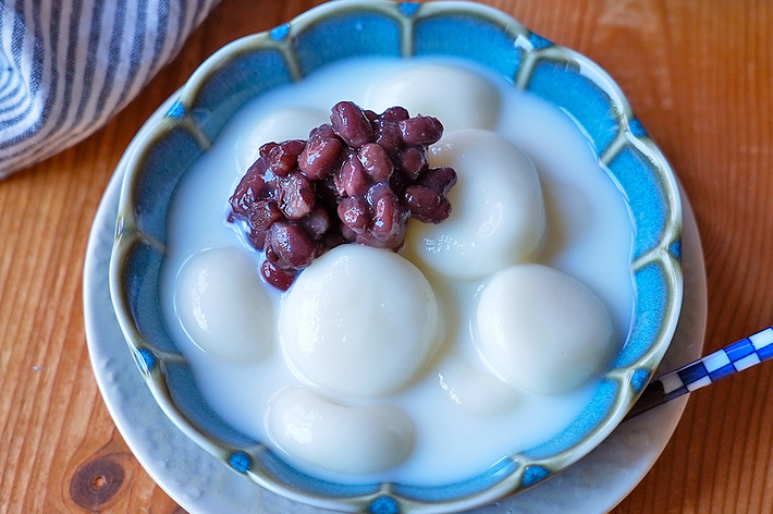 団子のミルクスープに小豆がのった和菓子のイメージ。