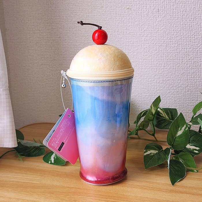 FELISSIMO(フェリシモ)のおすすめ雑貨「YOU+MORE! 旅先の風景を映したクリームソーダポーチ」