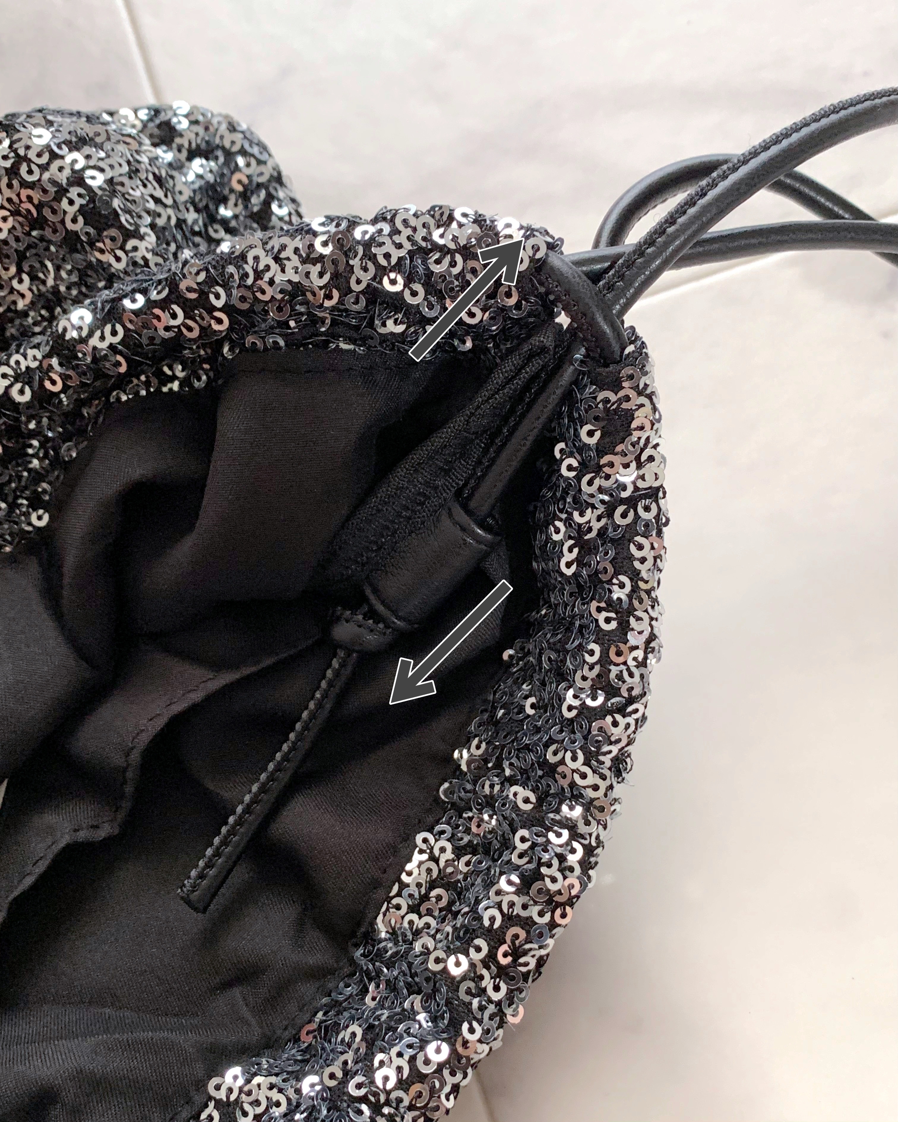 GU（ジーユー）のおすすめファッションアイテム「スパンコールバッグ+E」