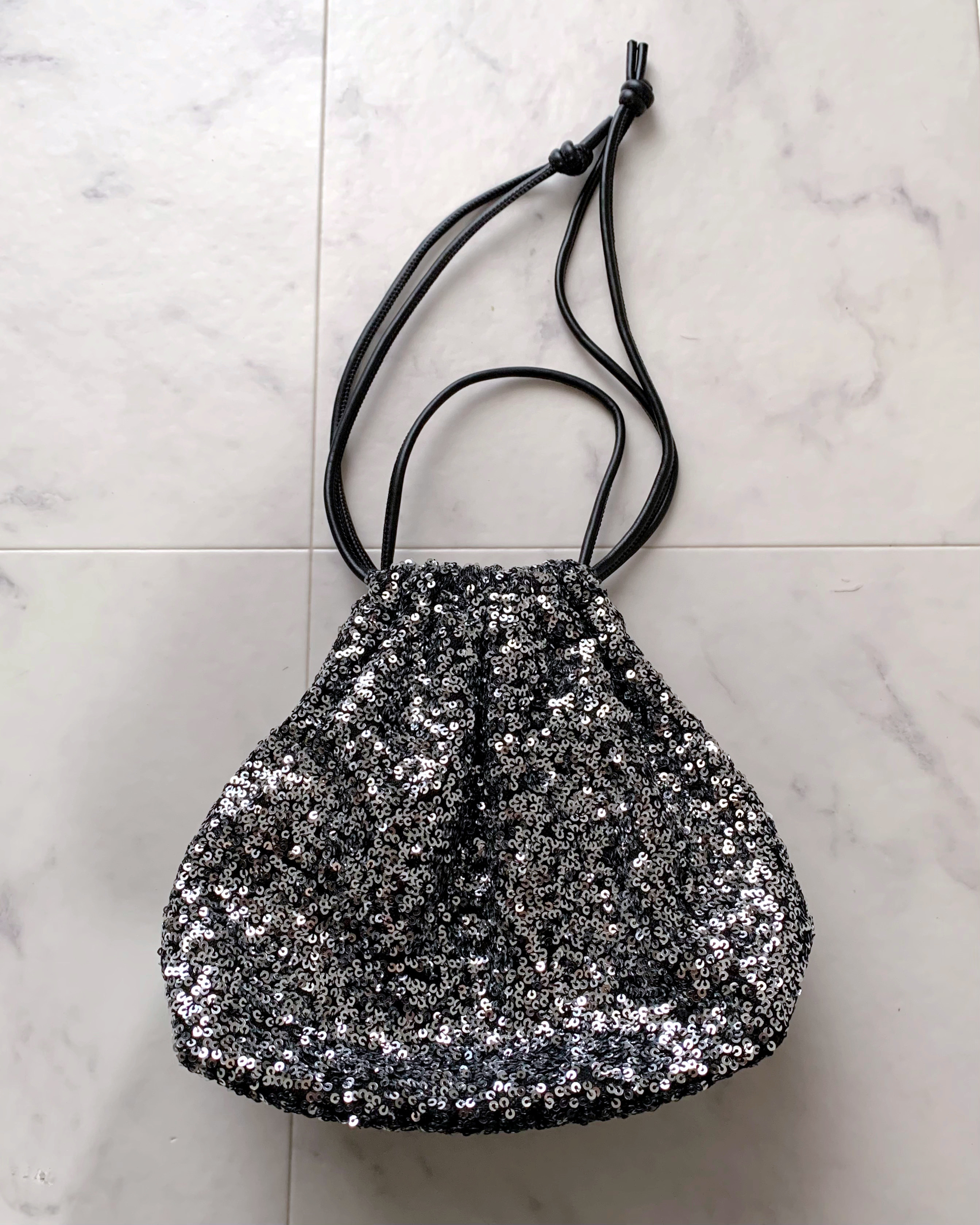 GU（ジーユー）のおすすめファッションアイテム「スパンコールバッグ+E」