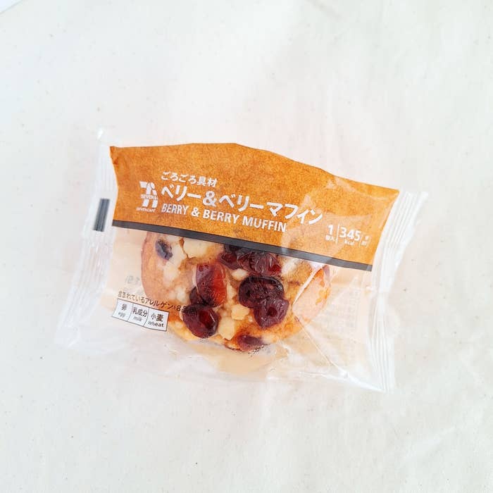 セブン‐イレブンのおすすめスイーツ「7カフェ ベリー&ベリーマフィン」