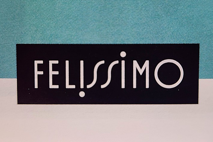 画像には、「FELISSIMO」というテキストが黒い背景に白い文字で表示されています。