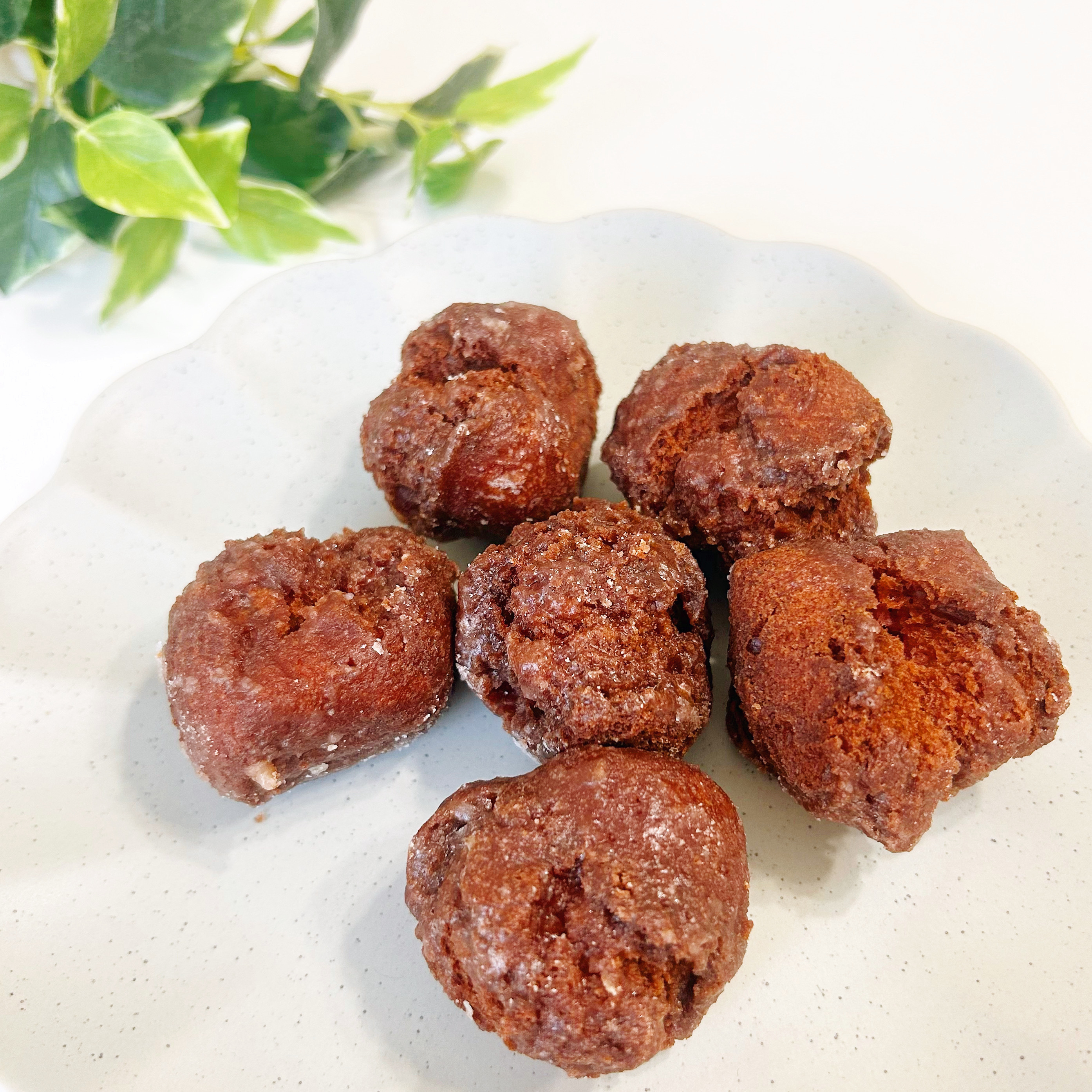 FamilyMart(ファミリーマート)のおすすめおやつ「紫芋のサーターアンダギー6個入(沖縄県産紫芋)」