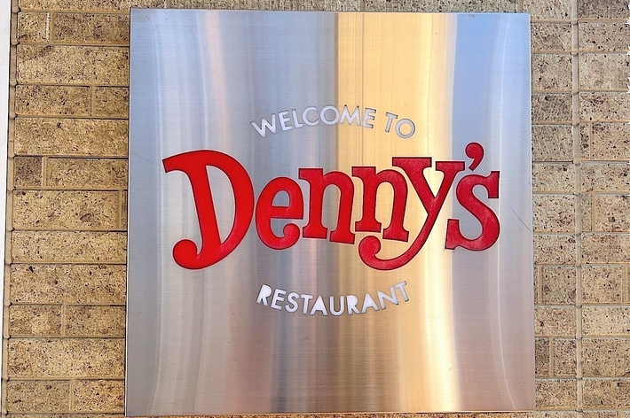 デニーズのレストランの看板。「ようこそデニーズへ」と書かれています。