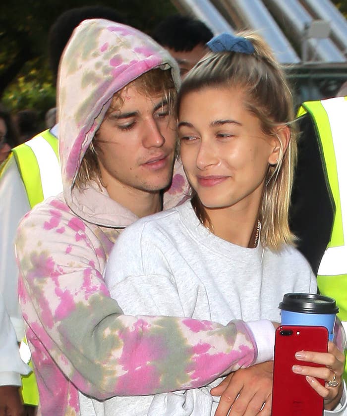 Justin Bieber abraçando Hailey por trás