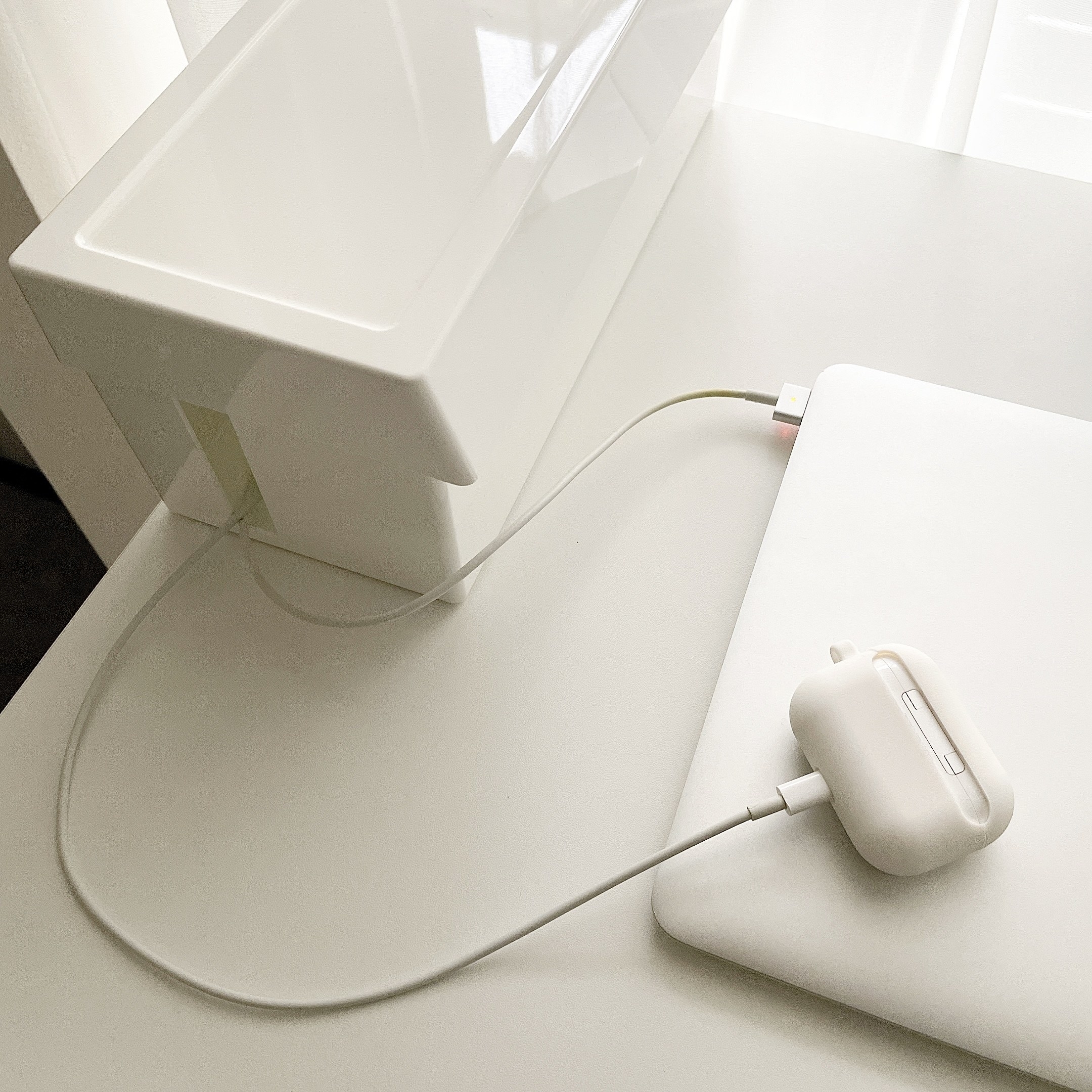 イケアのおすすめアイテム「SÄTTING セッティング ケーブルマネジメントボックス ふた付き」