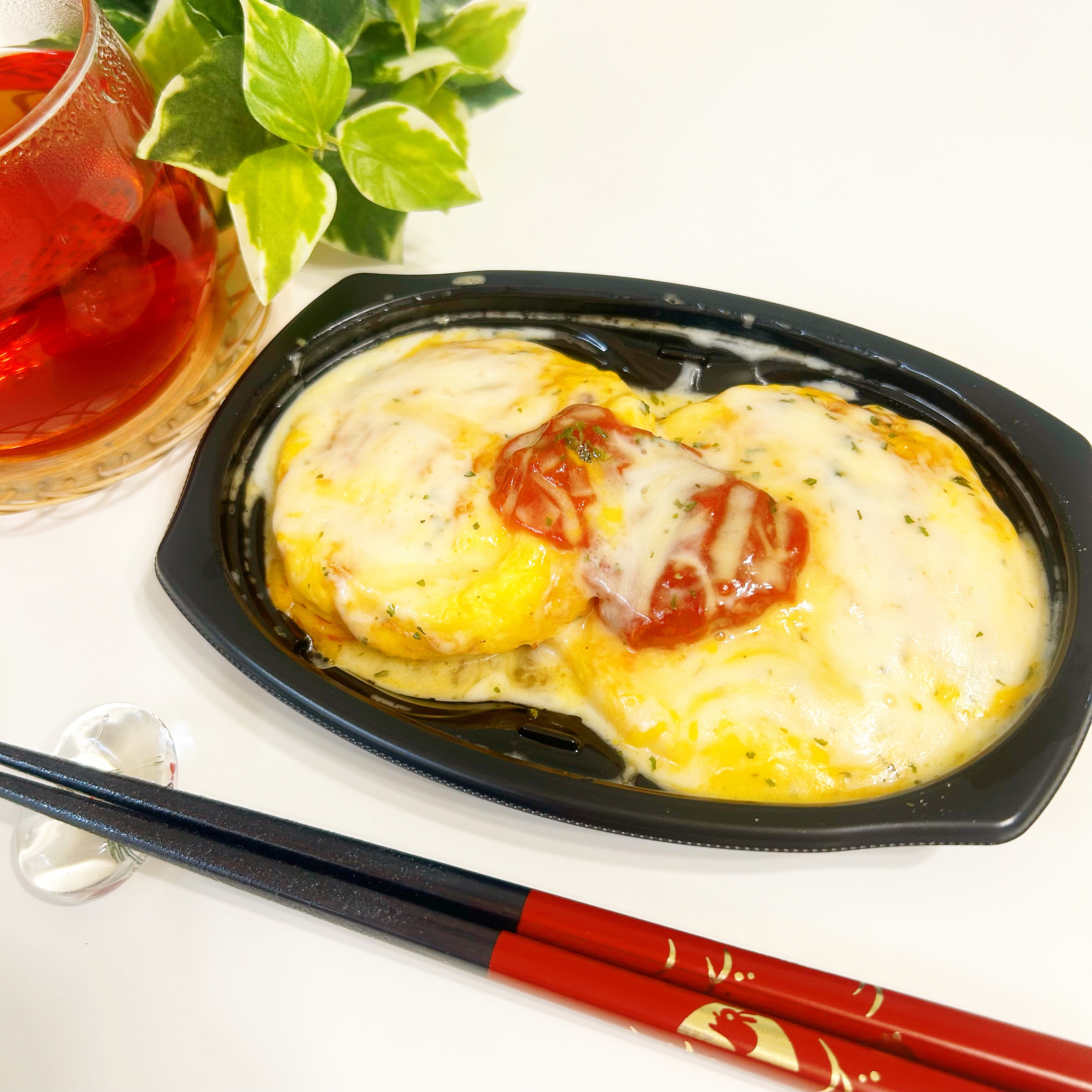 FamilyMart（ファミリーマート）のおすすめ商品「チーズに溺れるオムレツ（トマトのソースがけ）」