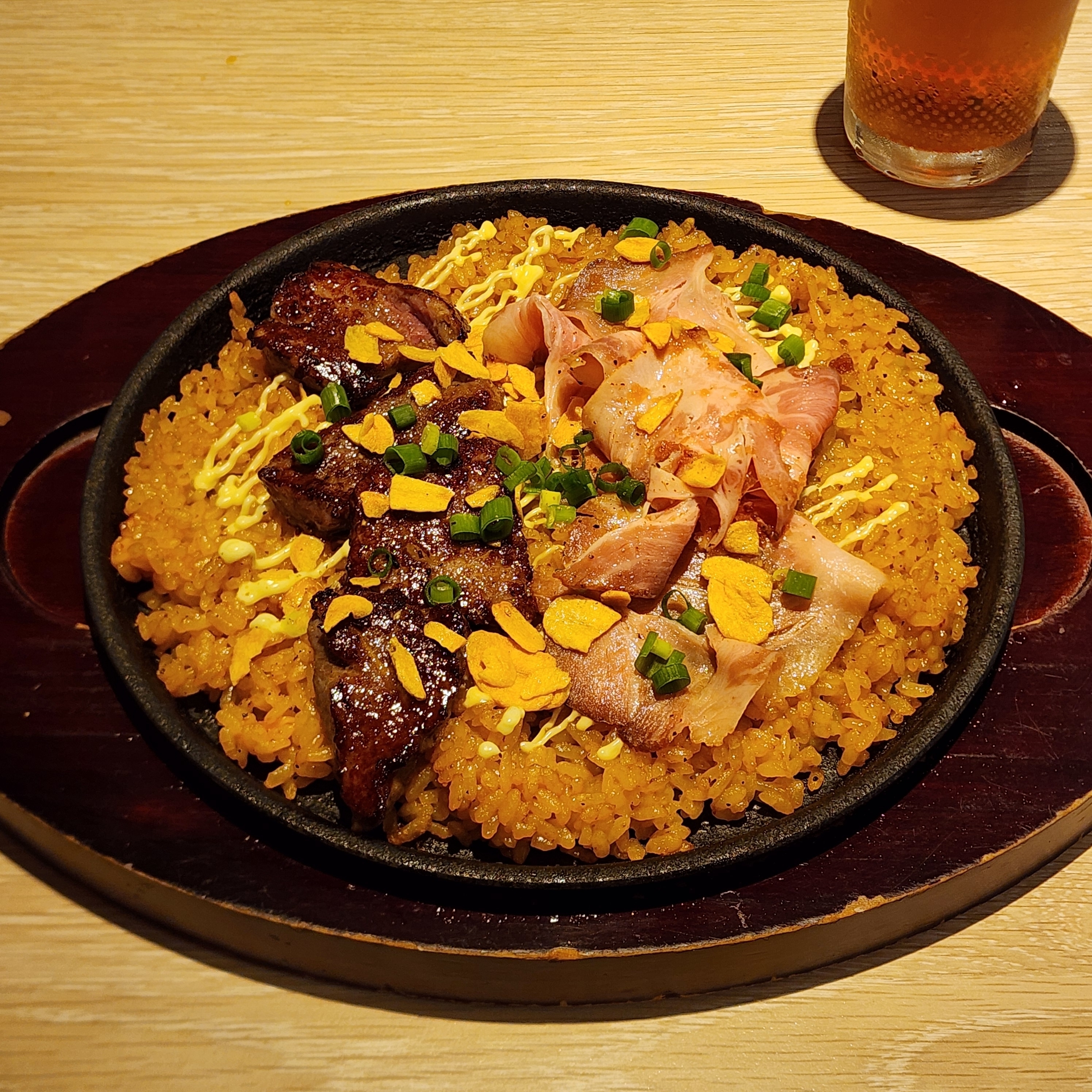 デニーズのおすすめフード「ローストポークとカットステーキのガーリックライス」