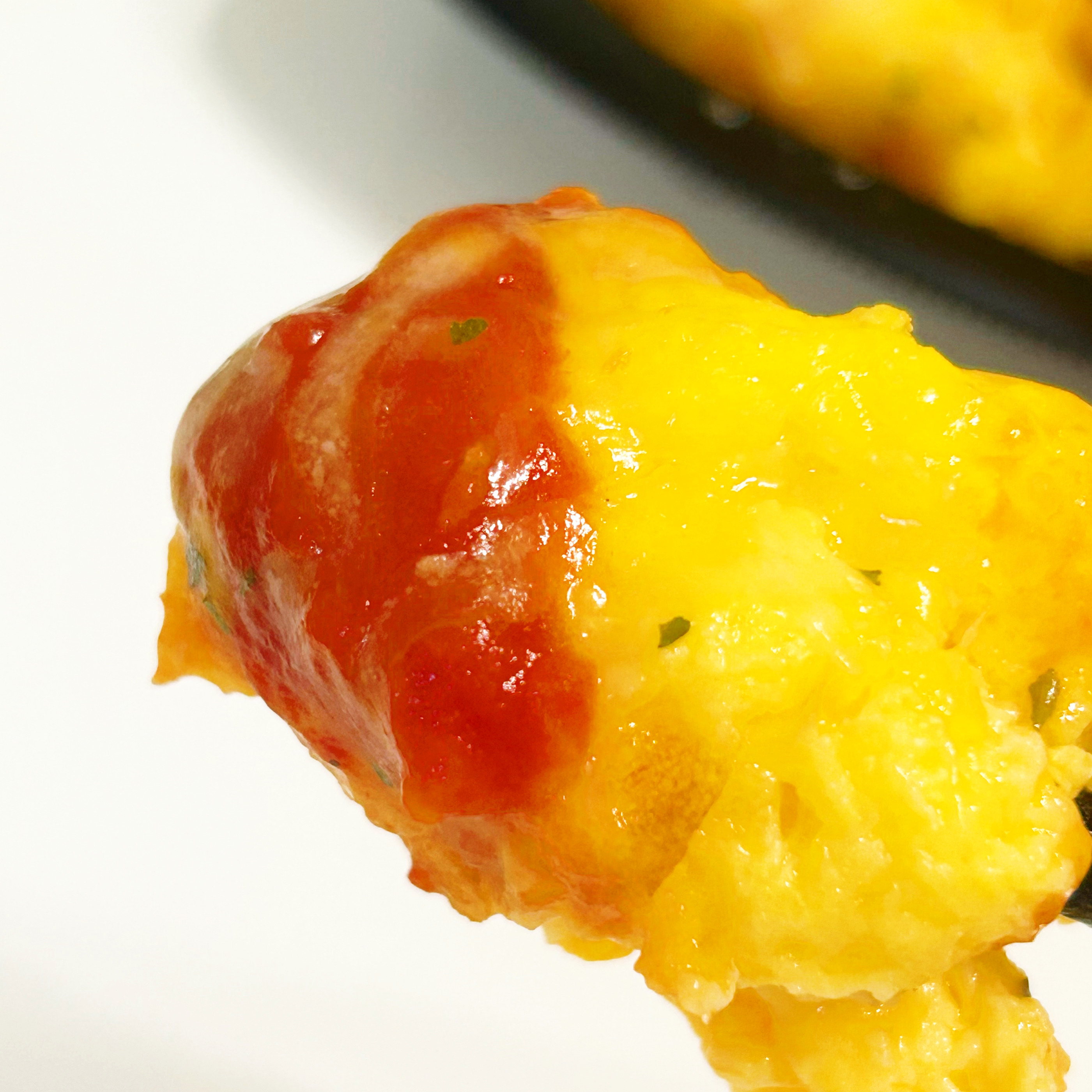 FamilyMart（ファミリーマート）のおすすめ商品「チーズに溺れるオムレツ（トマトのソースがけ）」