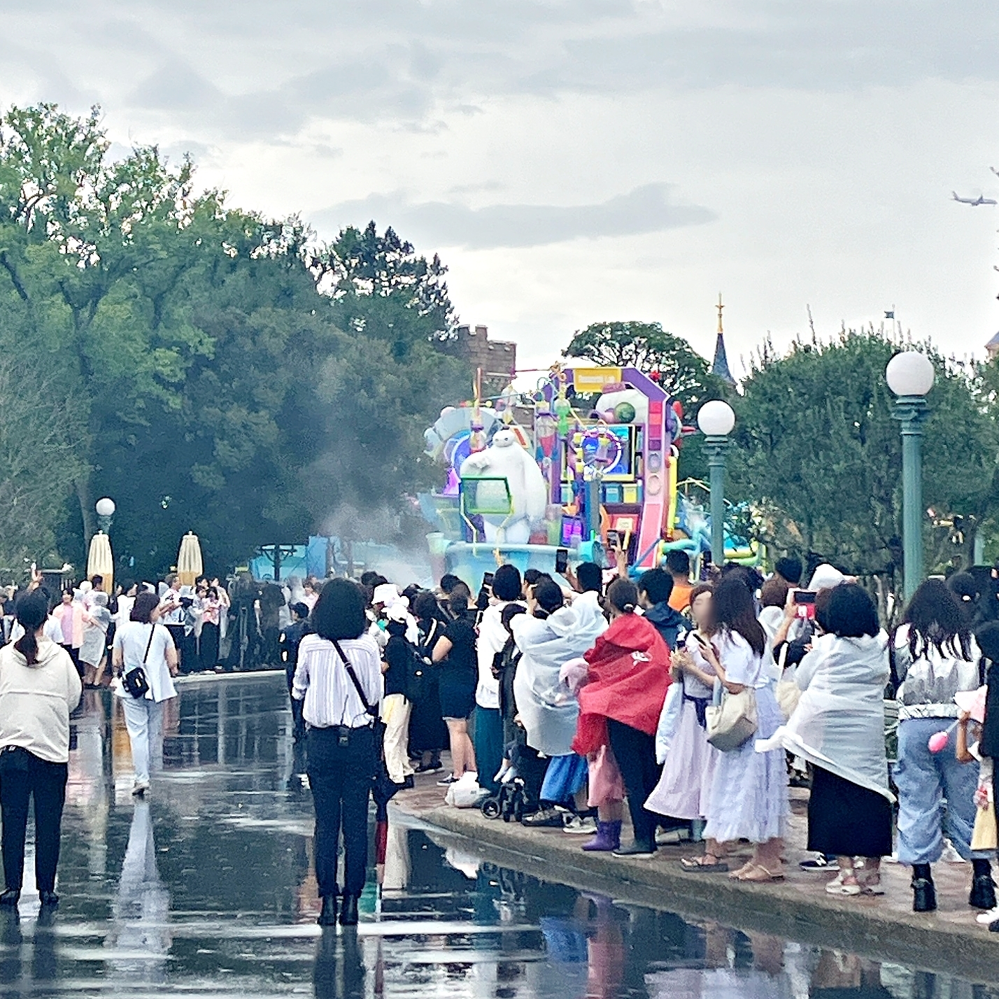 ディズニーランドの「夏限定パレード」水がかかりすぎてヤバい…！びっしょびしょに濡れて、笑いが止まらないんだけど！