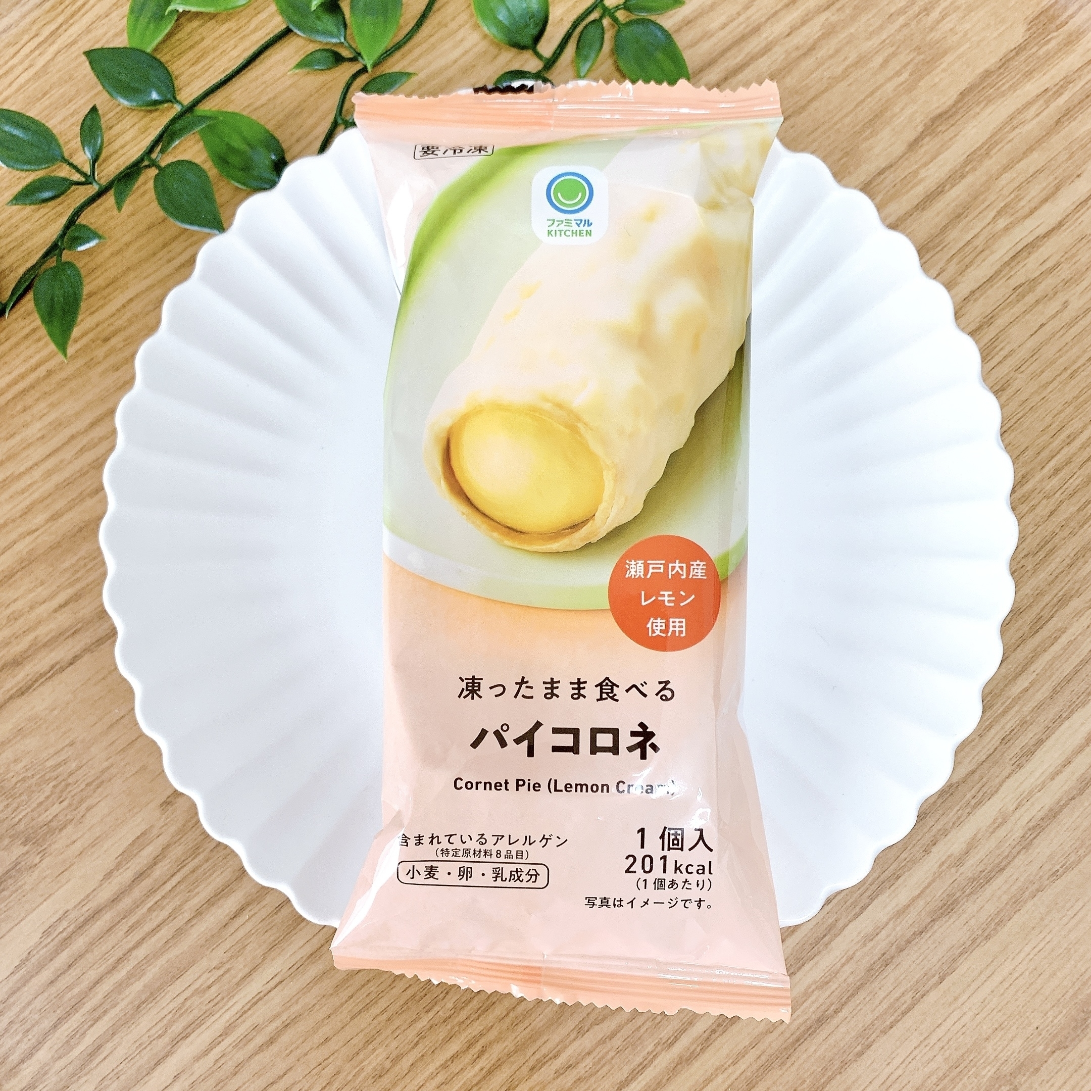 ファミマのおすすめスイーツ「凍ったまま食べるパイコロネ」