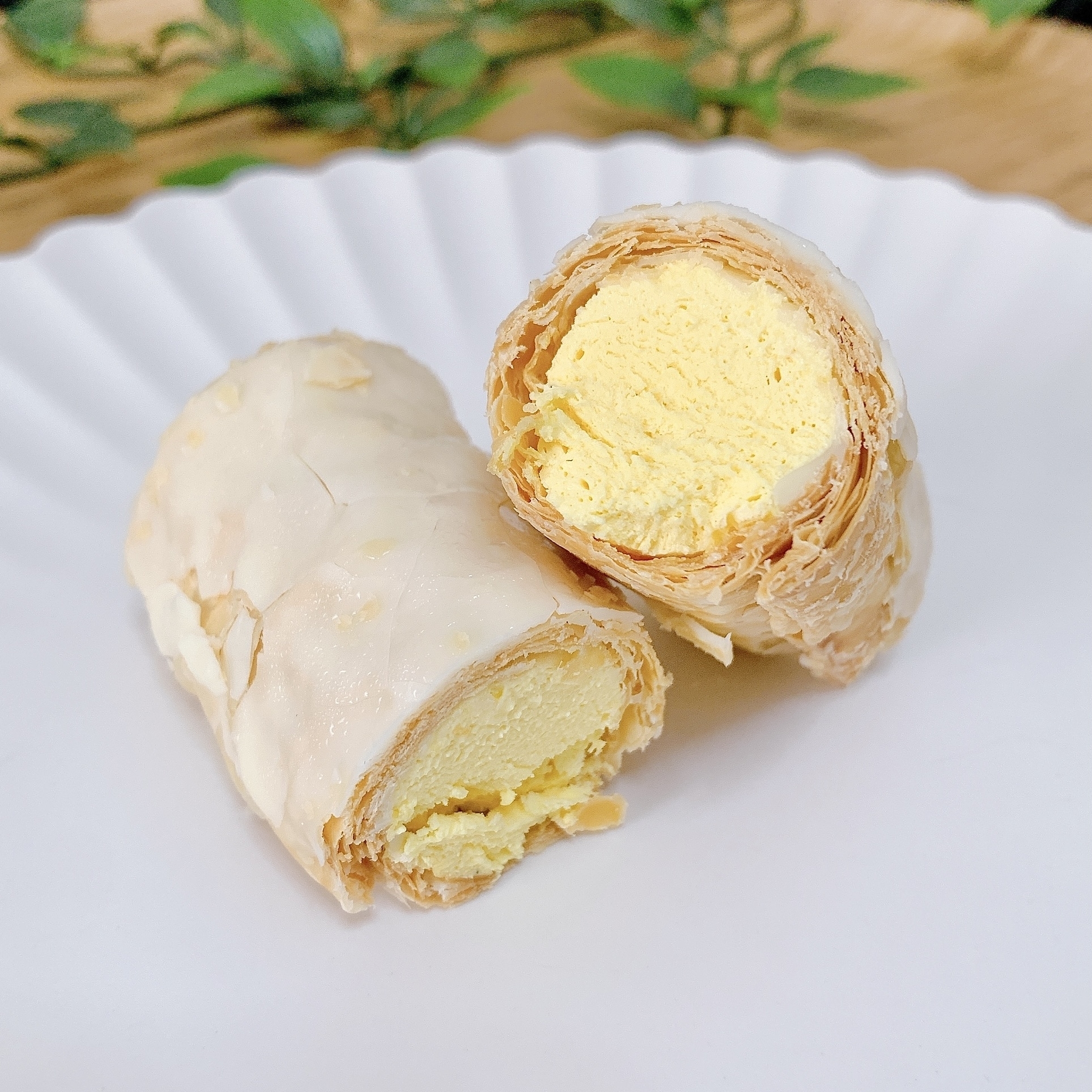 ファミマのおすすめスイーツ「凍ったまま食べるパイコロネ」