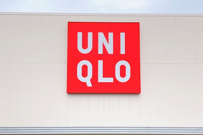 ユニクロの店舗外観。ショップの建物に大きなユニクロのロゴが掲示されている。
