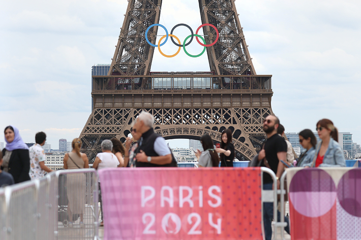 エッフェル塔に掲げられた五輪マーク(時事通信)