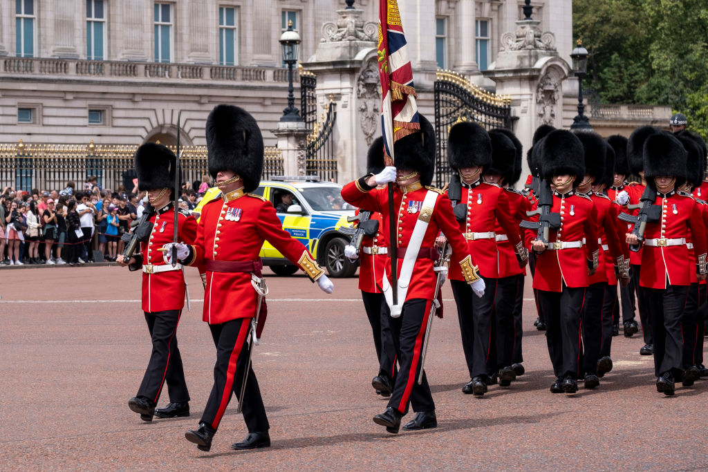 近衛兵の馬が観光客をガブリ、女性が地面に…。「安全な距離を保って」と英陸軍（BuzzFeed Japan）｜ｄメニューニュース（NTTドコモ）