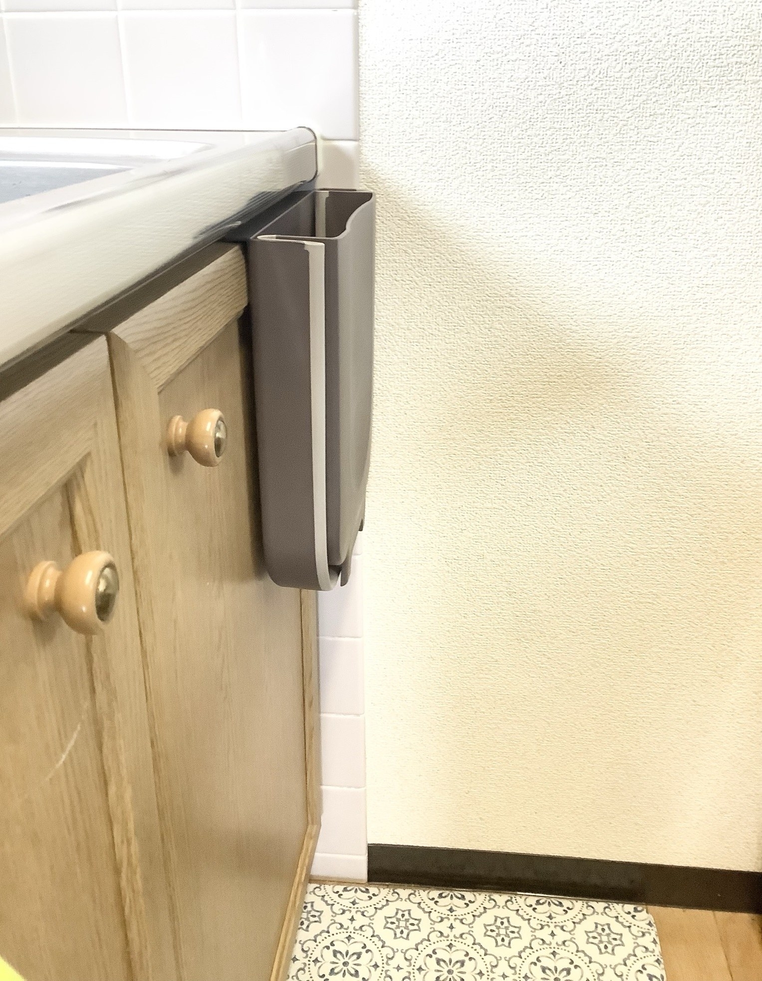 カインズでみつけたオススメ便利グッズ「扉に掛ける折りたたみくず入れ」