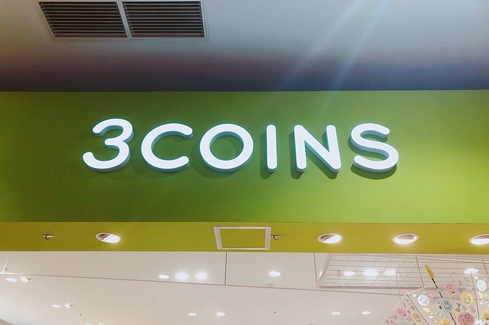 3COINSの店頭看板。シンプルなデザインで店名が強調されています。