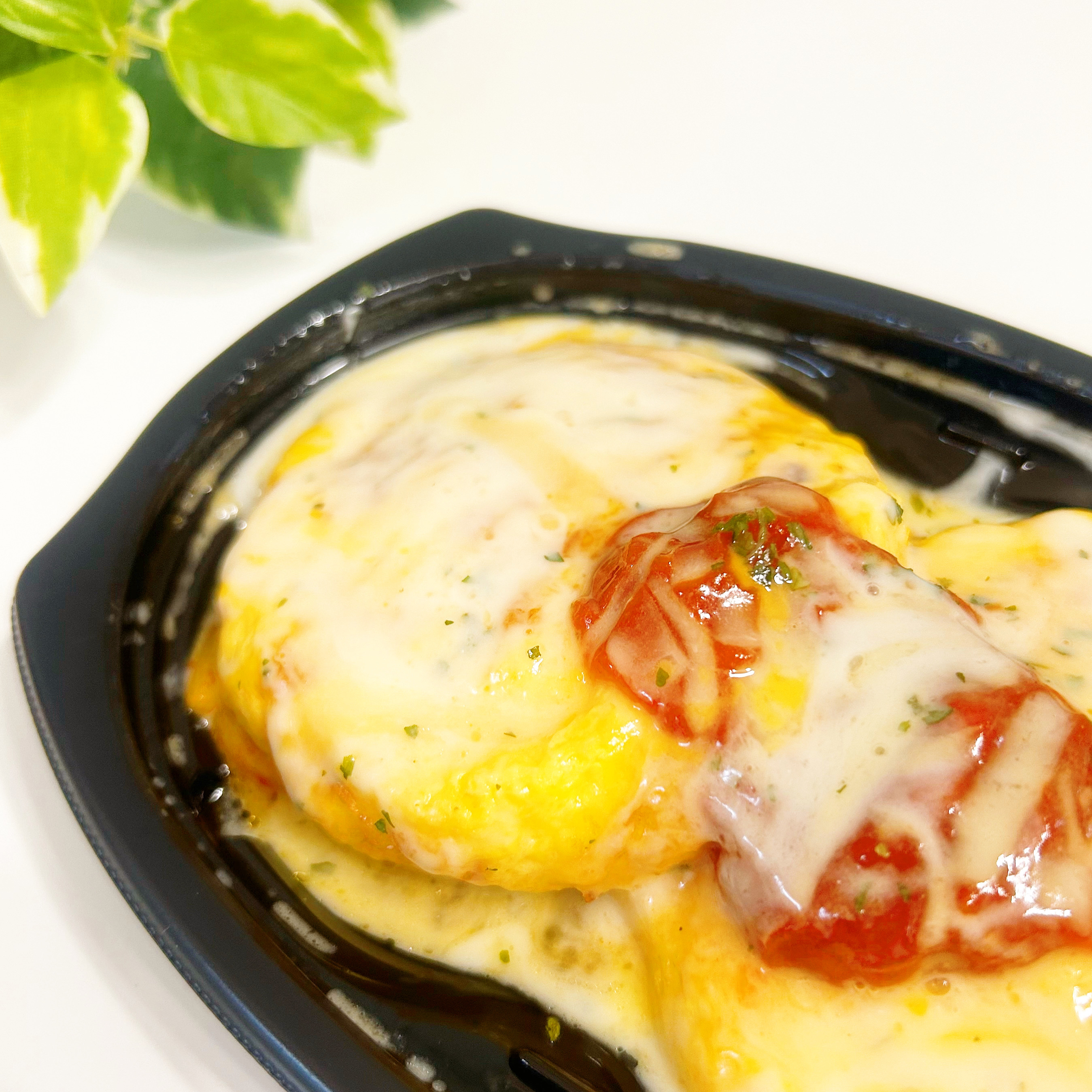 FamilyMart(ファミリーマート)のおすすめ商品「チーズに溺れるオムレツ(トマトのソースがけ)」