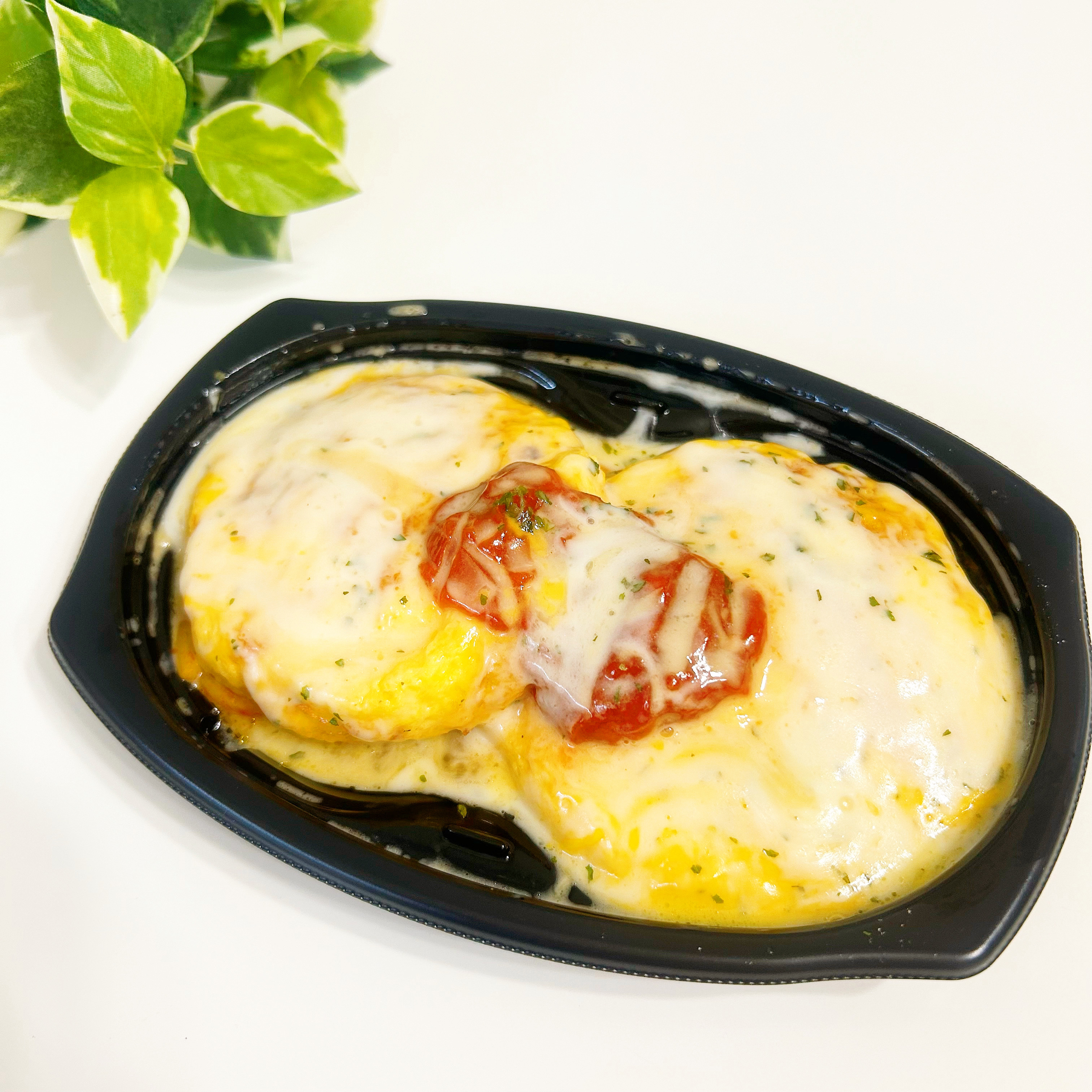 FamilyMart(ファミリーマート)のおすすめ商品「チーズに溺れるオムレツ(トマトのソースがけ)」