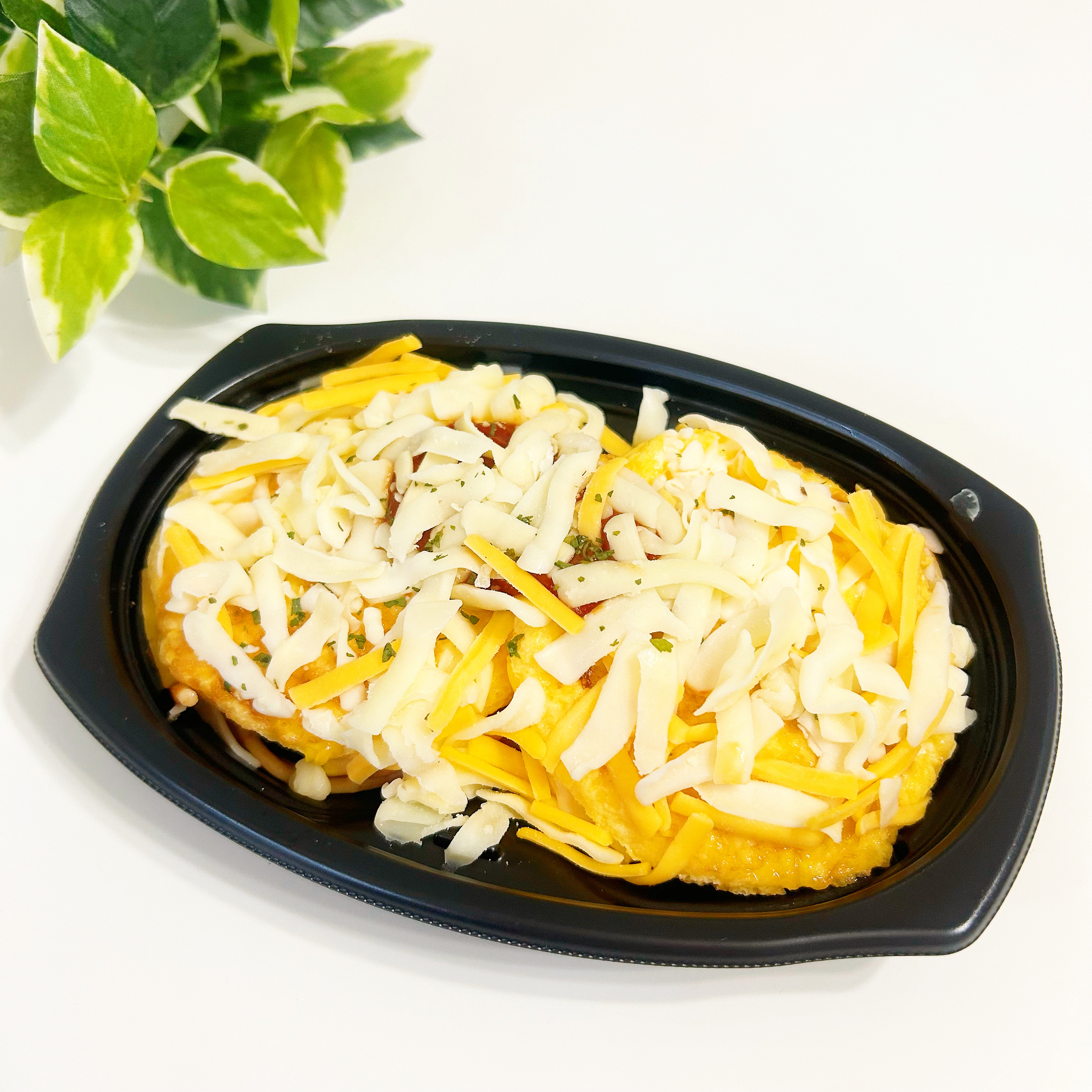 FamilyMart(ファミリーマート)のおすすめ商品「チーズに溺れるオムレツ(トマトのソースがけ)」