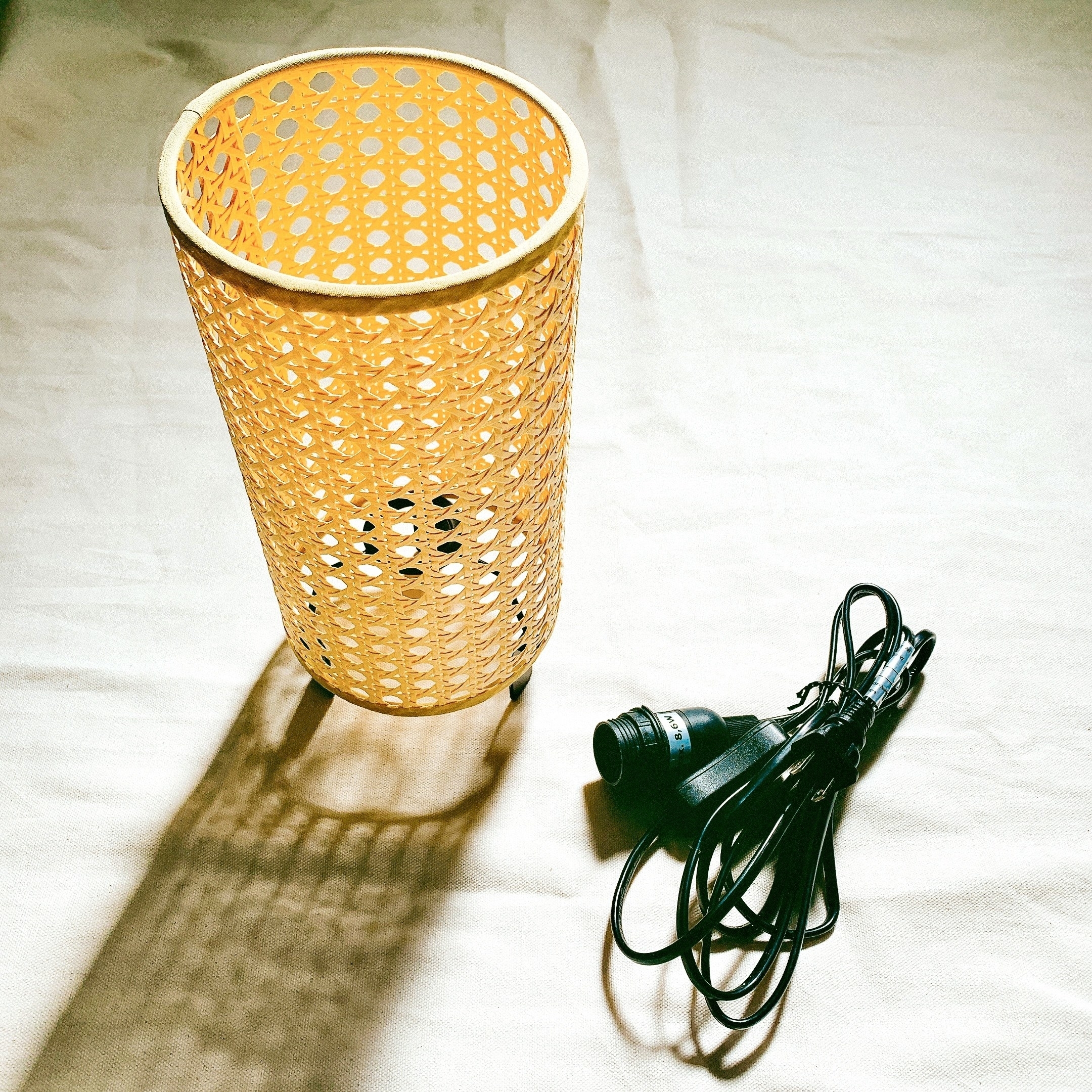 イケアのおすすめアイテム「SAXHYTTAN サクスヒッタン テーブルランプ」