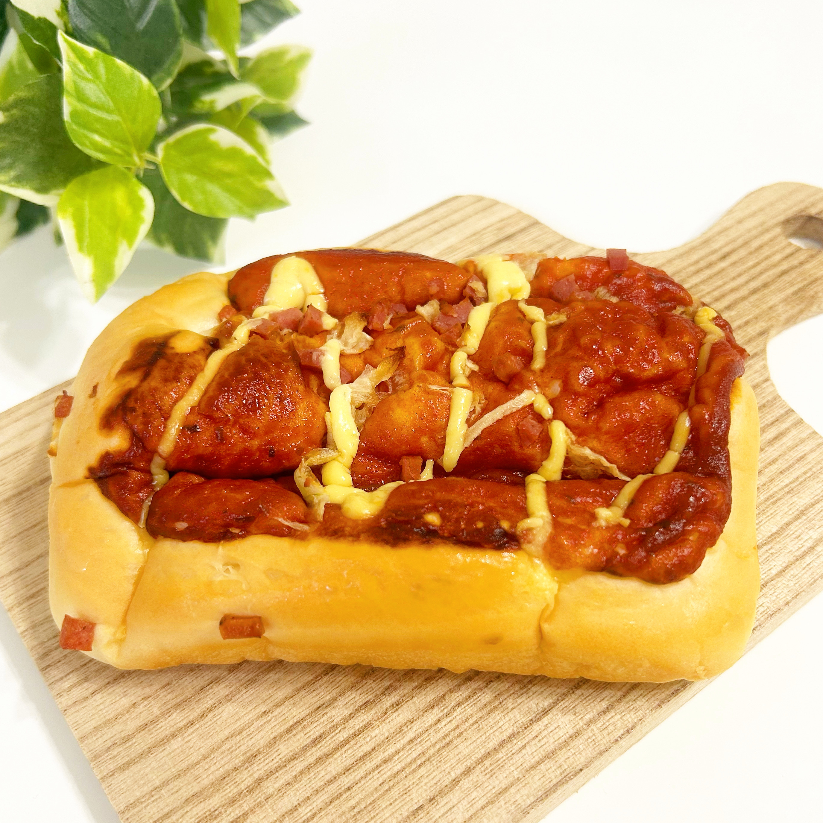 FamilyMart（ファミリーマート）のおすすめパン「完熟トマトピザパン」