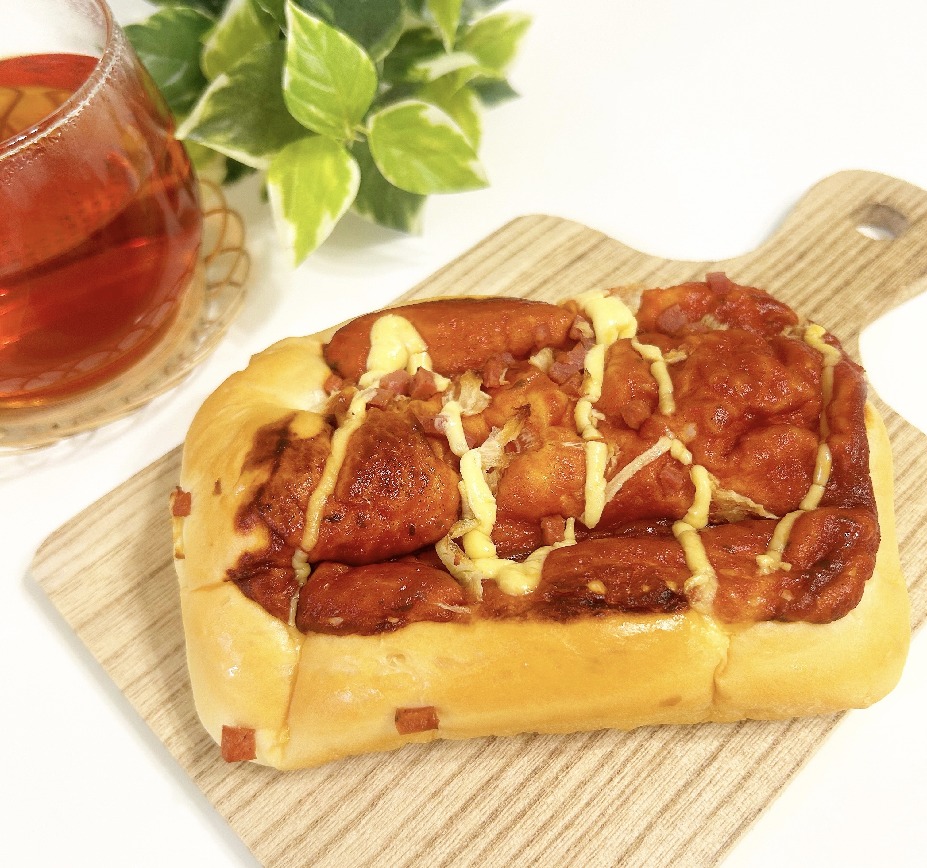 FamilyMart（ファミリーマート）のおすすめパン「完熟トマトピザパン」