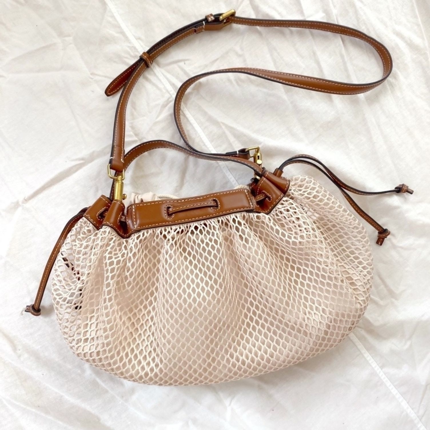 ZARAのおすすめアイテム「メッシュ クロスボディバッグ」