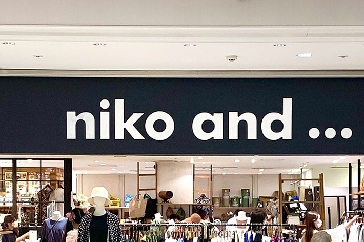 「niko and…」の店頭。アクセサリーや雑貨がディスプレイされています。