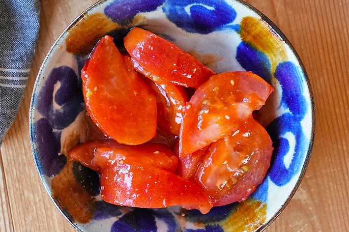 お皿に盛られたトマトの和え物。