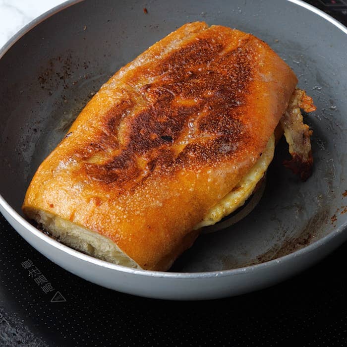 フライパンに焼かれたサンドイッチが入ったパン。